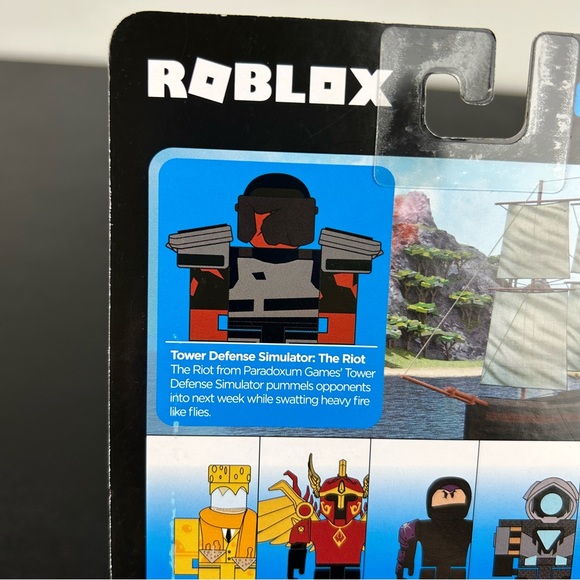 Roblox Tower Defense Simulator: The Riot Figure with Exclusive Virtual Item - Picture 11 of 14